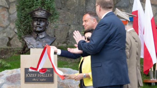 Prezydent Andrzej Duda (L) podczas odsłonięcia pomnika gen. Józefa Hallera w Jurczycach. Fot. PAP/J. Bednarczyk