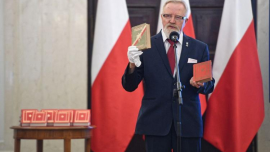Dyrektor Archiwum Akt Nowych dr Tadeusz Krawczak podczas prezentacji reprintu "Kalendarza Niepodległości" z 1939 roku. Fot. PAP/J. Turczyk