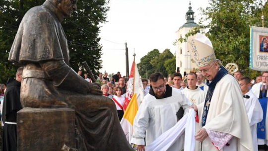 Przewodniczący KEP abp Stanisław Gądecki (C-P) podczas odsłonięcia pomnika kard. Karola Wojtyły w ramach obchodów 350-lecia Sanktuarium Męki Pańskiej i Matki Bożej w Kalwarii Pacławskiej. Fot. PAP/D. Delmanowicz