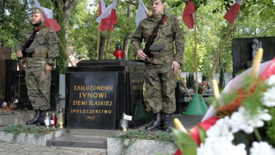 Uroczystość złożenia kwiatów na grobie Wojciecha Korfantego na cmentarzu przy ul. Francuskiej w Katowicach w 79. rocznicę śmierci Korfantego. Fot. PAP/A. Grygiel