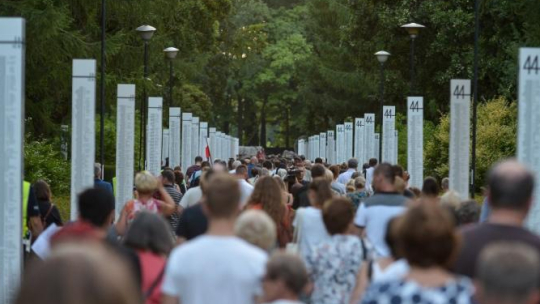 Mieszkańcy Warszawy przeszli w Marszu Pamięci na cmentarz Powstania Warszawskiego, by upamiętnić cywilne ofiary Powstania Warszawskiego. 05.08.2018. Fot. PAP/M. Obara