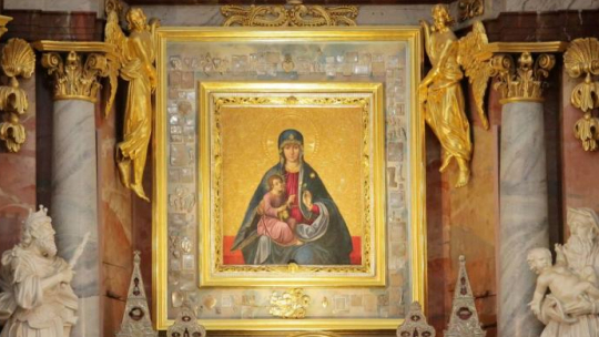 Obraz Matki Boskiej Trockiej w kościele farnym p.w. Nawiedzenia Najświętszej Maryi Panny i Św. Jana Ewangelisty w Trokach. Fot. PAP/T. Waszczuk