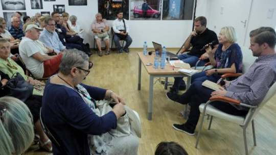 Dr Barbara Olech (2P) z Uniwersytetu w Białymstoku, przedstawiciel Galerii im. Sleńdzińskich w Białymstoku Dawid Bujno (P) oraz historyk z Uniwersytetu w Białymstoku Wiesław Wróbel (3P) podczas promocji "Pamiętnika" Dawida Szapiro w Centrum im. L. Zamenhofa w Białymstoku. Fot. PAP/A. Reszko