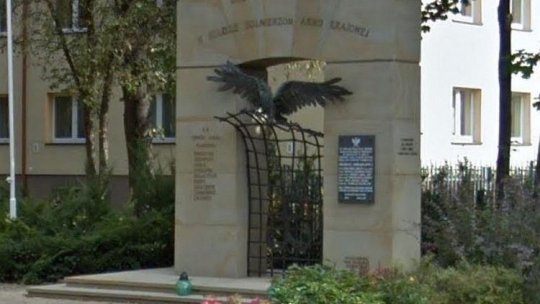 Pomnik Armii Krajowej przy Skwerze Zenona Soboty w Jaśle. Źródło: Google Maps - Street View 