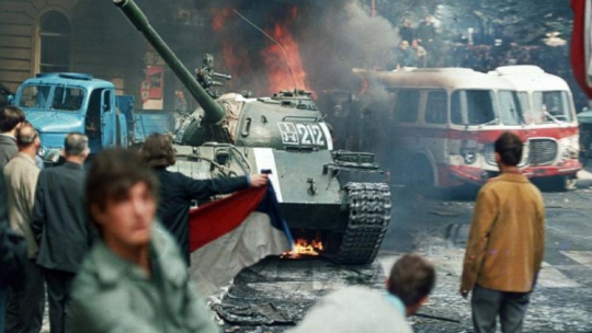 Interwencja wojsk Układu Warszawskiego w Czechosłowacji. Sowieckie czołgi na ulicach Pragi. 21.08.1968. Źródło: PAP/CTK