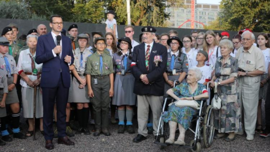 Premier Mateusz Morawiecki (P) podczas spotkania z harcerzami i kombatantami w Muzeum Powstania Warszawskiego w 74. rocznicę wybuchu Powstania Warszawskiego. Fot. PAP/P. Supernak