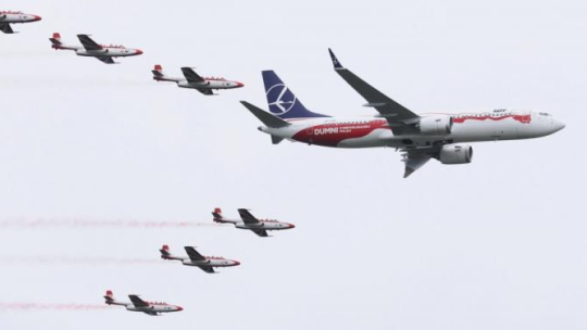 Przelot Boeinga 737 MAX w narodowych barwach i biało-czerwonych Iskier podczas Międzynarodowych Pokazów Lotniczych Air Show w Radomiu. Fot. PAP/L. Szymański