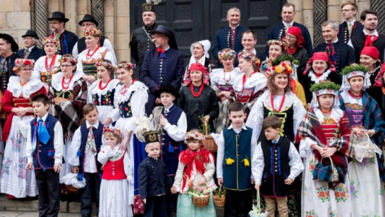 Wierni w tradycyjnych strojach podczas wielkanocnego święcenia pokarmów w kościele św. Jacka w bytomskiej dzielnicy Rozbark. 2017 r. Fot. PAP/A. Grygiel