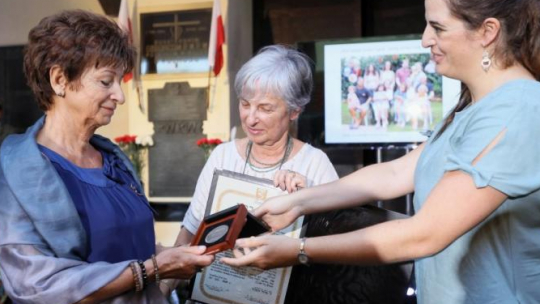 Córka odznaczonego Krystyna Maria Lech-Czerny (L) odbiera medal Sprawiedliwy Wśród Narodów Świata przyznany pośmiertnie Czesławowi Lechowi podczas obchodów 74. rocznicy wybuchu Powstania Warszawskiego w Polskiej Wytwórni Papierów Wartościowych w Warszawie. Medal wręczyły wiceambasador Izraela Tal Ben-Ari Yaalon (P) i córka uratowanej Chany Wimmer, Shifra Shor (C). Fot. PAP/L. Szymański