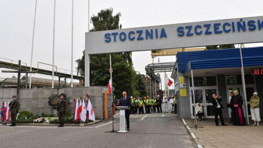 Minister spraw wewnętrznych Joachim Brudziński podczas obchodów 30. rocznicy zakończenia strajków szczecińskich oraz 38 rocznicy podpisania Porozumień Sierpniowych i powstania NSZZ "Solidarność" odbyły się w Szczecinie. Fot. PAP/M. Bielecki