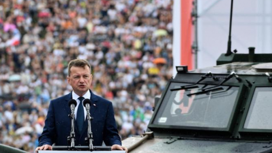 Wystąpienie ministra obrony Mariusza Blaszczaka przed rozpoczęciem Wielkiej Defilady Niepodległości. Fot. PAP/J. Turczyk