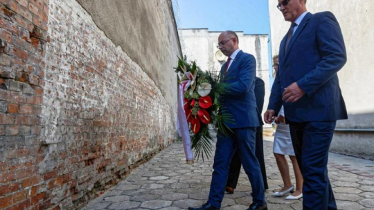 Wiceprezes IPN dr Mateusz Szpytma (2P) i dyrektor Głównej Komisji Ścigania Zbrodni przeciwko Narodowi Polskiemu prok. Andrzej Pozorski (P) składają wieniec na terenie więzienia mokotowskiego w Warszawie w ramach obchodów Europejskiego Dnia Pamięci Ofiar Reżimów Totalitarnych. Fot. PAP/J. Kamiński