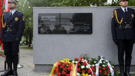 Uroczystość odsłonięcia tablicy upamiętniającej Izaaka Bashevisa Singera. Fot. PAP/J. Kamiński