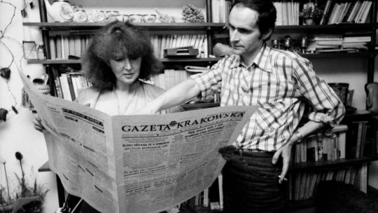 Warszawa 1981. Dziennikarz, reżyser dokumentalny Maciej Szumowski w domu, z żoną pisarką Dorotą Terakowską. Fot PAP/W. Rozmysłowicz