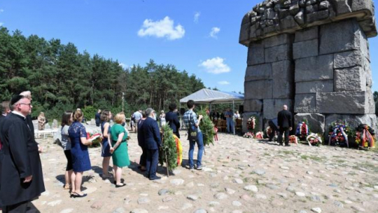 Uroczystości na terenie Muzeum Walki i Męczeństwa w Treblince w 75. rocznicę buntu więźniów w niemieckim obozie zagłady. Fot. PAP/W. Pacewicz