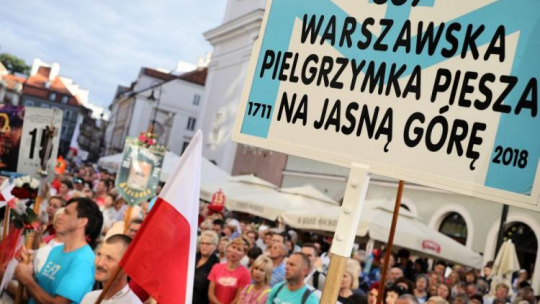 Uczestnicy 307. Warszawskiej Pielgrzymki Pieszej na Jasną Górę wyruszają z kościoła oo. paulinów przy ulicy Długiej. Fot. PAP/L. Szymański