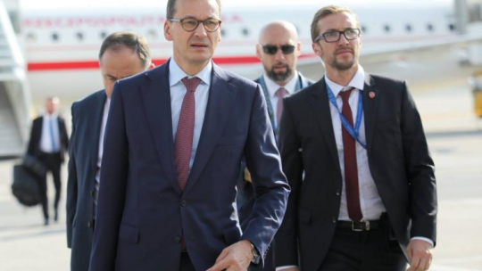 Linz, Austria, 19.09.2018. Premier Mateusz Morawiecki (L) na lotnisku w Linzu przed rozpoczęciem nieformalnego szczytu szefów państw i rządów UE w Salzburgu. Fot. PAP/L. Szymański