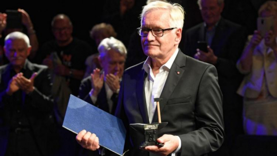 Aktor Andrzej Seweryn podczas uroczystego wręczenia mu honorowej nagrody Kowadła. Fot. PAP/J. Bednarczyk