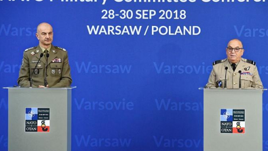 Przewodniczący Komitetu Wojskowego NATO, marszałek lotnictwa Sir Stuart Peach (P) oraz szef Sztabu Generalnego WP generał broni Rajmund Andrzejczak (L) podczas konferencji prasowej. Warszawa, 29.09.2018. Fot. PAP/J. Turczyk