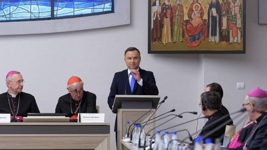 Prezydent Andrzej Duda (C), arcybiskup Poznania i wiceprzewodniczący CCEE abp Stanisław Gądecki (L) oraz arcybiskup Westminster i wiceprzewodniczący CCEE kardynał Vincent Nichols (2L) podczas obrad Zebrania Plenarnego Rady Konferencji Episkopatów Europy (CCEE). Poznań, 15.09.2018. Fot. PAP/J. Kaczmarczyk
