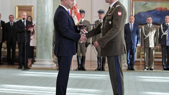 Prezydent Andrzej Duda wręcza akt mianowania na stanowisko Dowódcy Operacyjnego Rodzajów Sił Zbrojnych generałowi dywizji Tomaszowi Piotrowskiemu. Fot. PAP/M. Obara