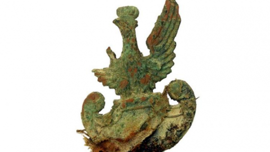 W trakcie prac w lesie niedaleko Kolonii Michnokiemie ekshumowano szczątki kaprala Edwarda Buczka ps. Grzybek - na zdjęciu wojskowy orzełek od czapki znaleziony przy szczątkach. Fot. BPiI IPN