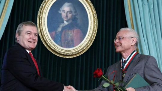 Minister kultury Piotr Gliński (L) odznacza złotym medalem "Zasłużony Kulturze Gloria Artis" Jana Polkowskiego podczas inauguracji XV Warsztatów Herbertowskich na Zamku Królewskim w Warszawie. Fot. PAP/T. Gzell