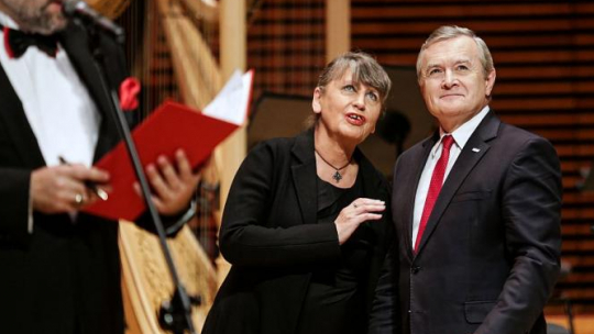 Wicepremier, minister kultury Piotr Gliński (P) odznaczył wieloletnią dyrektor Narodowej Orkiestry Symfonicznej Polskiego Radia (NOSPR) w Katowicach Joannę Wnuk-Nazarową przyznanym przez prezydenta RP Andrzeja Dudę Krzyżem Oficerskim Orderu Odrodzenia Polski. Fot. PAP/D. Gajda