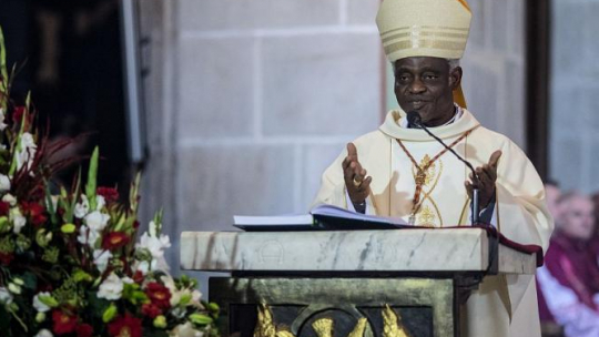 Kardynał Peter Turkson podczas uroczystej mszy św. w bazylice prymasowskiej w Gnieźnie na zakończenie XI Zjazdu Gnieźnieńskiego. Fot. PAP/P. Jaskółka