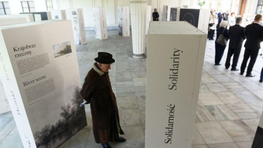 Wystawa "W hołdzie Zbigniewowi Herbertowi 1924-1998" przed gmachem Senatu. Fot. PAP/J. Kamiński