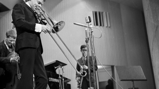 Sala Kameralna Filharmonii Narodowej. IX Międzynarodowy Festiwal Jazzowy Jazz Jamboree 66, w dniach 13-15 października 1966 r. Nz. Eje Thelin Quartet (Szwecja), Eje Thelin puzon, Barney Wilen saksofon, Paul Danielsson kontrabas. Fot. PAP/M. Karewicz