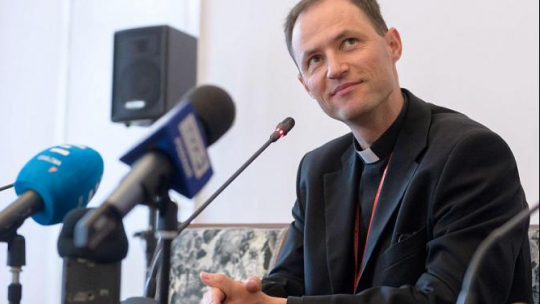 Nowy sekretarz generalny CCEE ks. Martin Michalicek podczas konferencji prasowej w Poznaniu. Fot. PAP/J. Kaczmarczyk