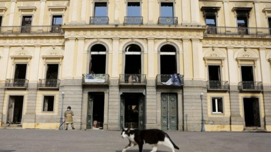 Spalone Muzeum Narodowe w Rio de Janeiro. Fot. PAP/EPA