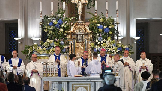 Nuncjusz apostolski w Polsce abp Salvatore Pennacchio (C), przewodniczący Konferencji Episkopatu Polski abp Stanisłąw Gądecki (L) podczas mszy św. inaugurującej Światowe Centrum Modlitwy o Pokój w Bazylice NMP Niepokalanej Wszechpośredniczki Łask w Niepokalanowie. Fot. PAP/M. Obara