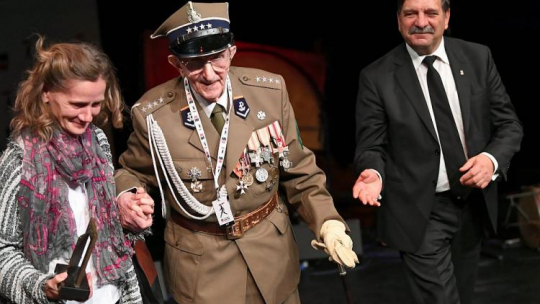 Laureat wyróżnienia „Drzwi do Wolności” kpt. Jerzy Włodzimierz Stawski ps. Lubicz (C) w towarzystwie posła Janusza Śniadka (P) podczas gali otwierającej X Festiwal Filmowy Niepokorni Niezłomni Wyklęci w Gdyni. Fot. PAP/A. Warżawa