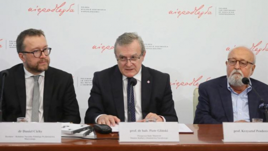 Warszawa, 18.09.2018. Kompozytor Krzysztof Penderecki (P), wicepremier, minister kultury Piotr Gliński (C) i dyrektor Polskiego Wydawnictwa Muzycznego dr Daniel Cichy (L) podczas konferencji prasowej zapowiadającej projekt „100 na 100. Muzyczne dekady wolności", Fot. PAP/P. Supernak