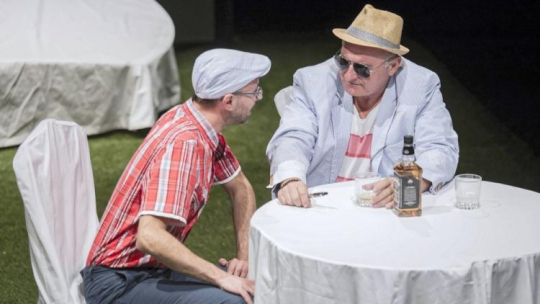 Wrocław, 25.09.2018. Aktorzy Maciej Tomaszewski (P) i Krzysztof Boczkowski (L) podczas próby prasowej spektaklu „Garbus” wrocławskiego Teatru Współczesnego. Fot. PAP/A. Koźmiński 