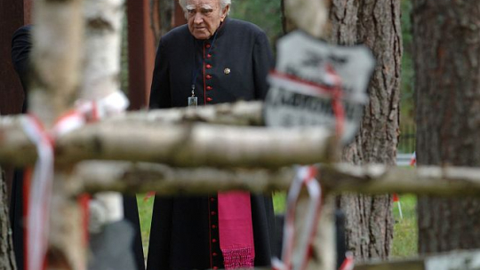 Ksiądz prałat Zdzisław Peszkowski na Polskim Cmentarzu Wojennym w Miednoje. 2006 r. Fot. PAP/J. Turczyk