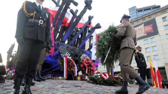 Uroczystości przed Pomnikiem Poległym i Pomordowanym na Wschodzie. Fot. PAP/T. Gzell