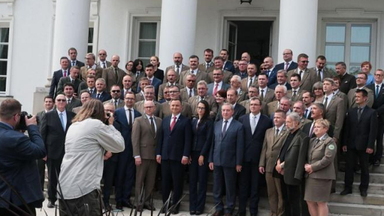 Prezydent Andrzej Duda (C), dyrektor Lasów Państwowych Andrzej Konieczny (C-L), minister środowiska Henryk Kowalczyk (5P) podczas spotkania z leśnikami w ramach konferencji "Lasy dla Niepodległej" w Warszawie. Fot. PAP/A. Lange