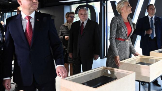 Prezydent Andrzej Duda (L) z małżonką Agatą Kornhauser-Dudą (2P) oraz prezes Narodowego Banku Polskiego Adam Glapiński (3L) biorą udział w prezentacji zapowiadającej Polską Wystawę Gospodarczą. Warszawa, 28.09.2018. Fot. PAP/J. Turczyk