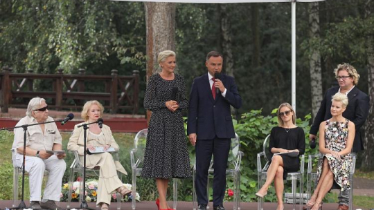 Prezydent Andrzej Duda (4P) z małżonką Agatą Kornhauser-Dudą (3L) oraz aktorzy Małgorzata Kożuchowska (2P), Paweł Królikowski (P), Marta Chodorowska (3P), Włodzimierz Nowak (L) i Halina Kowalska (2L) podczas akcji Narodowego Czytania "Przedwiośnia" Stefana Żeromskiego w Domu Artystów Weteranów Scen Polskich "Skolimów" w Konstancinie-Jeziornej. Fot. PAP/P. Supernak