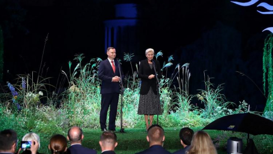 Prezydent Andrzej Duda z małżonką Agatą Kornhauser-Dudą podczas zakończenia Narodowego Czytania "Przedwiośnia" Stefana Żeromskiego. Fot. PAP/R. Guz
