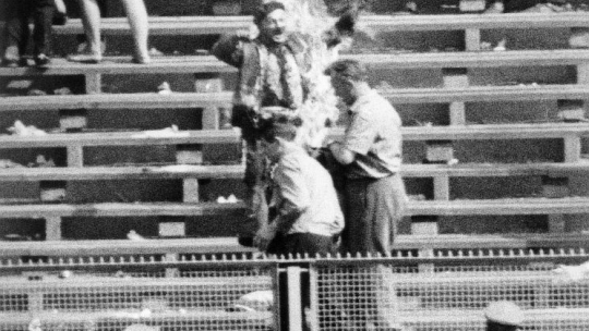 Ryszard Siwiec protestując przeciwko inwazji na Czechosłowację dokonuje samospalenia w czasie ogólnokrajowych dożynek na Stadionie Dziesięciolecia. Warszawa 08.09.1968. Fot. PAP/PAI/L. Łożyński