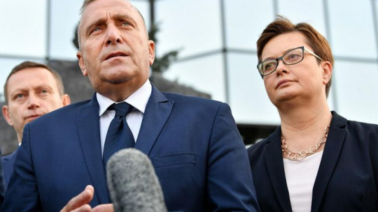 Przewodniczący PO Grzegorz Schetyna (C) i przewodnicząca Nowoczesnej Katarzyna Lubnauer podczas briefingu przed pomnikiem Stefana Starzyńskiego w Warszawie. Fot. PAP/B. Zborowski