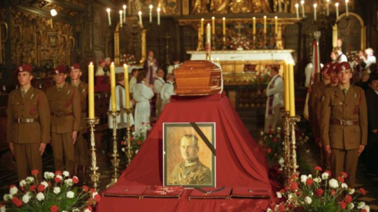 Trumna ze szczątkami gen. W. Sikorskiego wystawiona w kościele Mariackim, skąd została przeniesiona do katedry wawelskiej. PAP/J. Bednarczyk