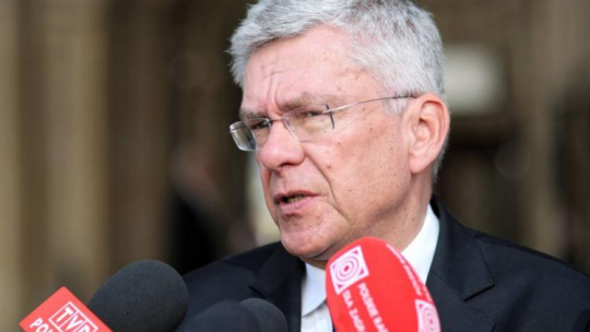 Marszałek Senatu Stanisław Karczewski podczas wypowiedzi dla mediów. Fot. PAP/L. Szymański