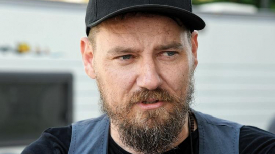 Reżyser Szymon Jakubowski na planie filmowym komedii kryminalnej "Napad". Fot. PAP/J. Bednarczyk