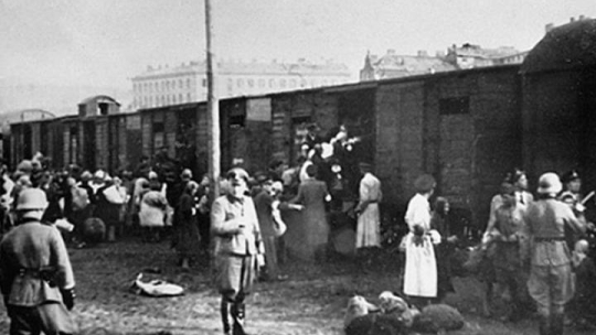 Warszawskie getto - Umschlagplatz: załadunek Żydów do wagonów kolejowych. Fot. NAC