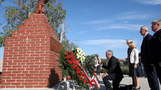 Marszałek Senatu Stanisław Karczewski (C) składa wieniec przed pomnikiem ofiar niemieckiego obozu koncentracyjnego KZ Wiener Neudorf-Guntramsdorf. Fot. PAP/L. Szymański